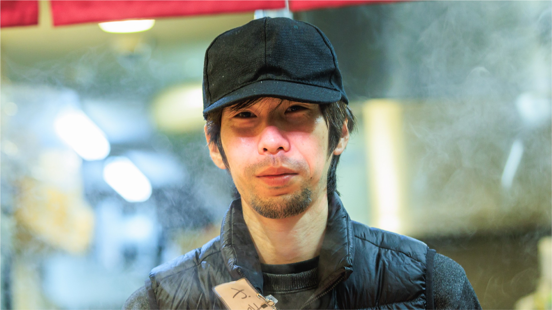 スタッフが笑顔で接客している様子