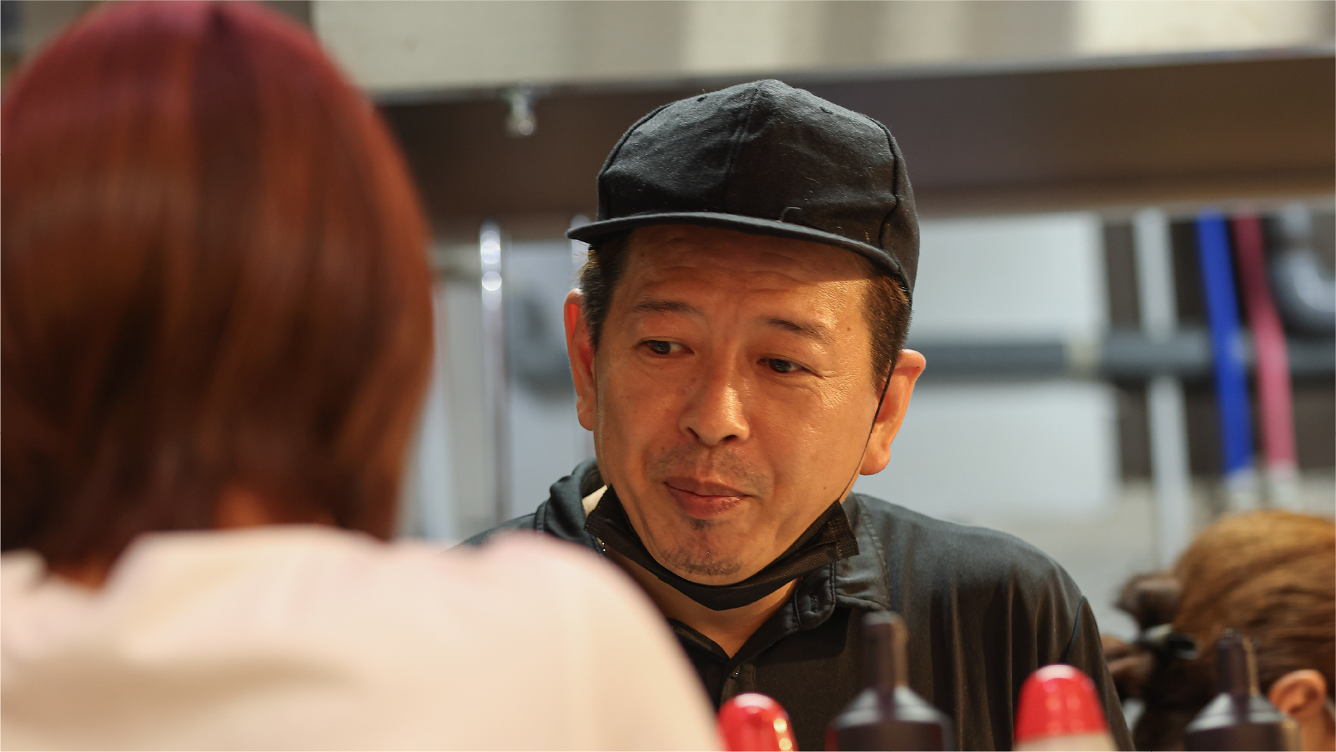 スタッフが笑顔で接客している様子