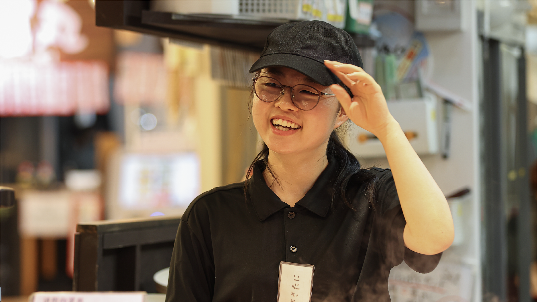 スタッフが笑顔で接客している様子