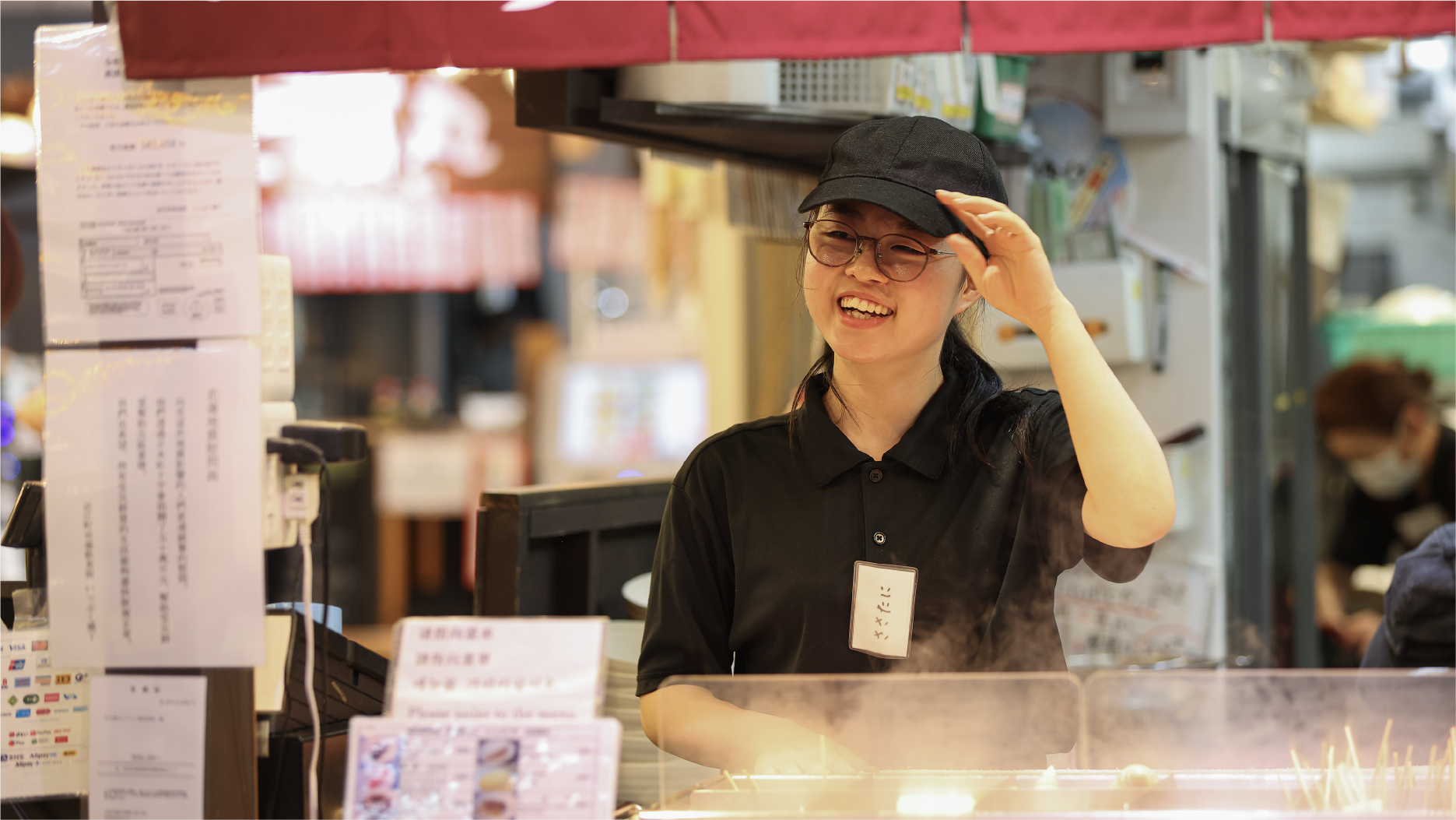 スタッフが笑顔で接客している様子