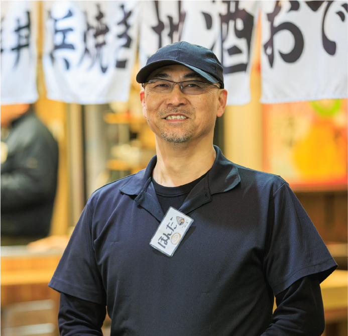 代表者が笑顔で接客している様子